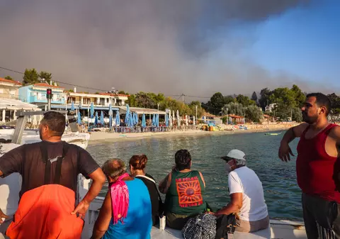 Incendii devastatoare pe insula grecească Salamina: doi morți și sute de turiști evacuați în apropiere de Atena