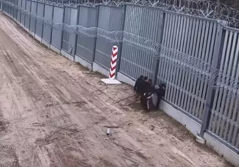 Momentul în care un grup de imigranți intră în UE prin gardul de 350 de milioane de euro construit de Polonia la granița cu Belarus. Reacția grănicerilor polonezi