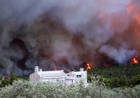 Incendii de vegetație în Grecia, Franța și Spania: zid de foc la 60 km de Atena, 200 de persoane, evacuate pe mare