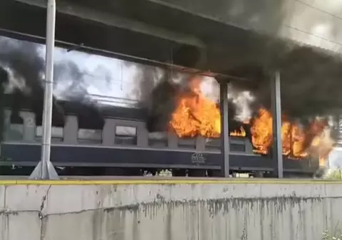 Un incendiu a izbucnit la ultimul vagon al unui tren de călători în gara Ilteu, județul Arad | VIDEO