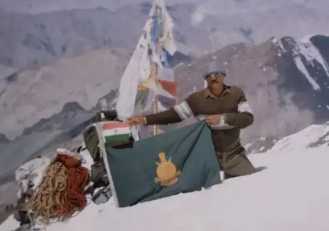 „Ghete Verzi”, corpul care a devenit un reper pentru alpiniștii care urcă pe Everest, s-ar putea întoarce acasă după 30 de ani