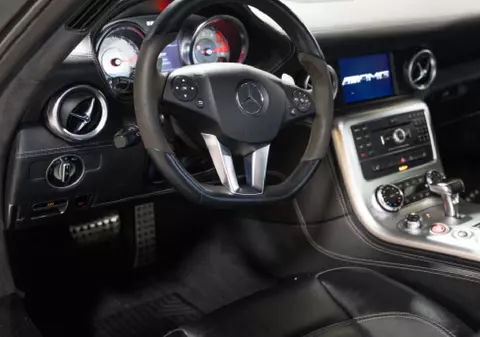 Doi șoferi au dat în judecată compania Mercedes-AMG din cauza unui defect la scaune