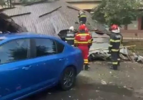 Vremea extremă a făcut ravagii în Brașov, Cluj, Sibiu și Bihor. Copaci doborâți, acoperișuri smulse și inundații
