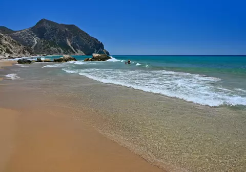 Insula din Grecia unde turiștii mai prind 24 de grade și în octombrie. Plaja care pare desprinsă din Caraibe