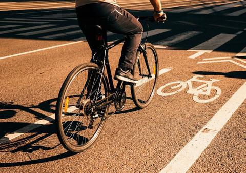 Mașina de serviciu pierde teren: EY și-a redus flota cu 32% după ce a introdus bugetul de mobilitate