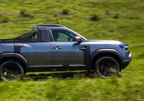 Dacia Duster Pick-up testată: benă de 1,65 de metri și 430 kg sarcină. Noul „Papuc” e mai practic și elegant