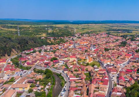 Noi reguli pentru românii care stau la sat. Construcții care pot fi ridicate fără autorizație, doar cu o notificare la primărie