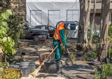 Un maidan din centrul Bucureștiului, îngropat în 24 de tone de gunoi, va deveni spațiu verde. Cum arată acum