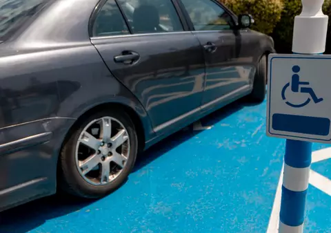 Un șofer a primit o amendă de 160 de euro pentru că a parcat pe propriul loc pentru persoane cu dizabilități, în Viena