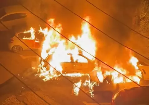 Un Volkswagen Tiguan și încă o mașină au ars ca torțele într-o parcare din Oradea: „Flăcările ajungeau până la etajul 1, au început să bubuie una după alta”