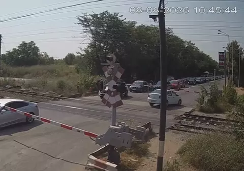Șoferi prinși între bariere la Petricani, în timp ce trecea trenul: Cum explică CFR incidentul. Imaginile au fost trimise la Poliție