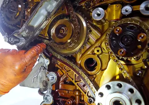 Mecanicii români au desfăcut motorul de 380 CP al unui VW Touareg hibrid și au încremenit: problemele care l-ar fi distrus total