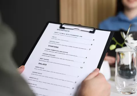 Cum te păcălesc restaurantele când citești meniul: 5 detalii secrete care îți măresc nota de plată