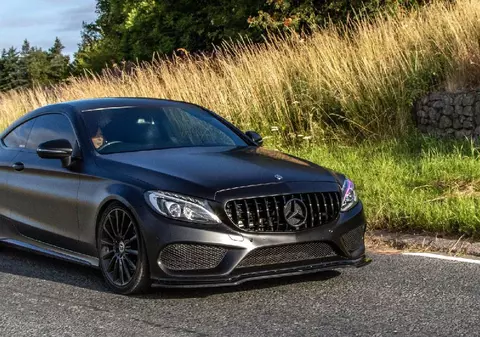 O șoferiță a cumpărat un Mercedes C63 AMG second hand și s-a trezit cu motorul distrus și o factură de 27.000 de euro