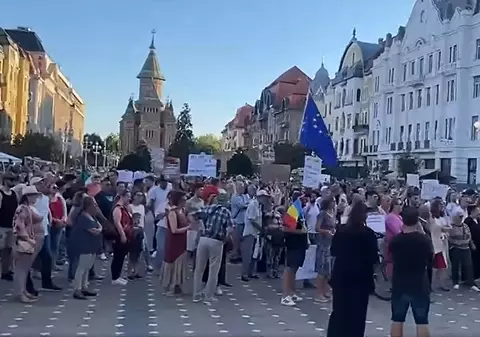 Câți oameni au manifestat la Timișoara pentru Dominic Fritz, care le-a cerut să „scrie pe social media despre revolta” lor și să iasă la protest după decizia CCR