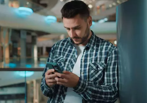 De ce simți nevoia să verifici telefonul chiar și atunci când nu sună: cum îți poți „reînvăța” creierul să se concentreze