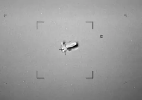 Un obiect misterios a fost filmat zburând deasupra unei zone rezidențiale. Pentagonul publică noi dosare OZN desecretizate