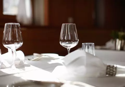 Un cuplu din Italia a primit 30.000 de euro despăgubiri după ce au rămas fără vin la nuntă după numai o oră