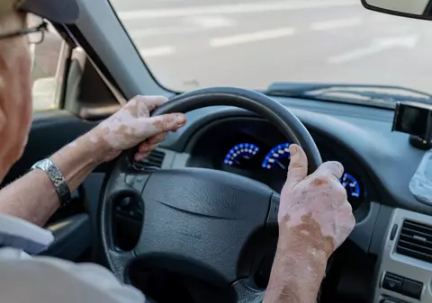 Un pensionar italian a intrat intenționat cu mașina într-un grup de bicicliști după ce s-a certat cu ei: le-a cerut apoi scuze printr-o scrisoare