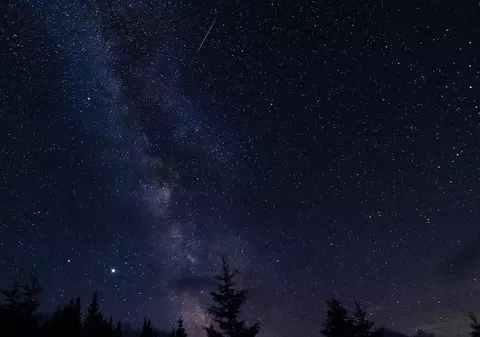 Cum și când se văd Perseidele în România. Cele mai active ploi de meteori ale anului vor lumina cerul