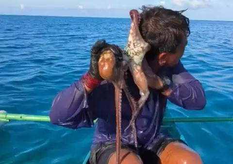 Momentul în care un pescar a fost atacat de o caracatiță, în Filipine: „Aproape că mi-a distrus fața” | VIDEO