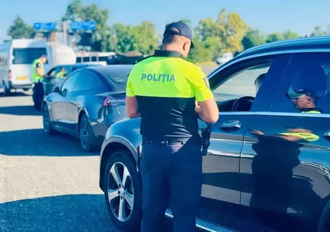Un tânăr singur în mașină, prins fără permis, le-a spus polițiștilor că nu el era la volan: „Eram în spate, mașina mergea pe autopilot”| VIDEO
