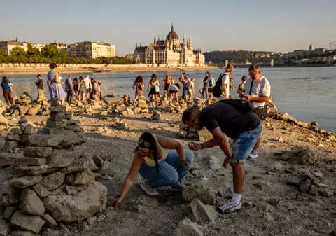 Un bărbat a găsit o piatră ciudată în Dunărea secată, care ar putea fi un proiectil de catapultă vechi de până la 2.000 de ani