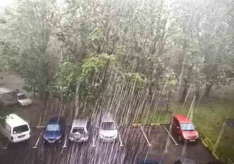 Aproape toată țara intră de la ora 12 sub avertizare de furtuni cu grindină și ploi torențiale de până la 50 l/mp