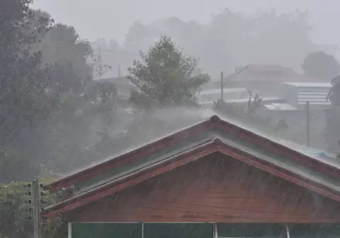 16 județe lovite sâmbătă de furtuni cu grindină și ploi torențiale. Harta zonelor vizate de avertizarea meteo ANM cod galben