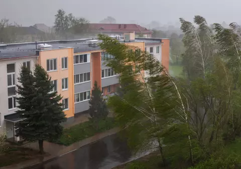 Ploi torențiale, grindină și vijelii în 39 de județe și București. Harta zonelor care rămân sub alertă de căldură extremă până sâmbătă