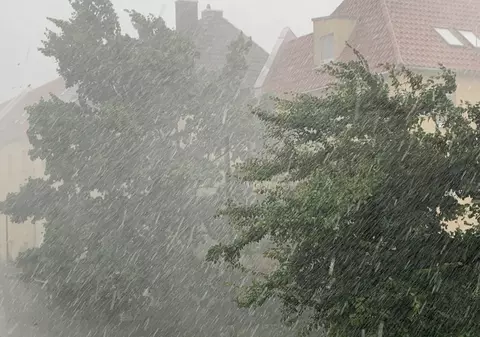 Ploi torențiale, grindină și vijelii în 34 de județe și București. Harta zonelor care rămân sub alertă de căldură extremă până vineri dimineață