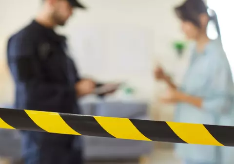 O româncă este acuzată că a furat 30.000 de euro de la soacra sa din Franța, iar apoi a împins-o pe scări