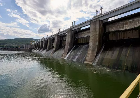 Cine produce și cine consumă energia electrică, în România. Populația folosește doar o treime, chiar când consumul în case e maxim