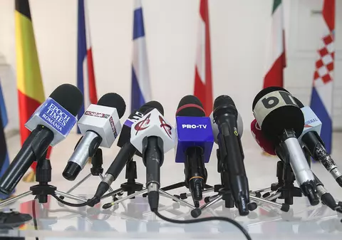 Există democrație în presa românească? L-aș numi consens „dă dreapta” presărat cu „mori, marxistule!”