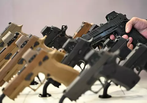 România negociază cu Ucraina o achiziție comună de armament pentru a nu pierde finanțarea europeană prin SAFE, potrivit G4Media
