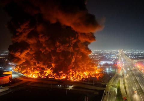 Incendiu uriaș la o uzină chimică din Chile. Au fost explozii, iar flăcările au avut peste 15 metri