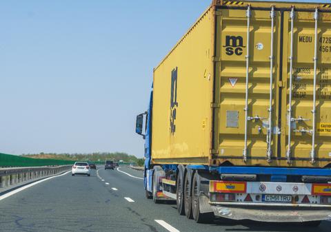 Restricţii de circulaţie pentru TIR-uri pe drumurile naționale și autostrăzile din șapte județe. Ce trebuie să știe șoferii