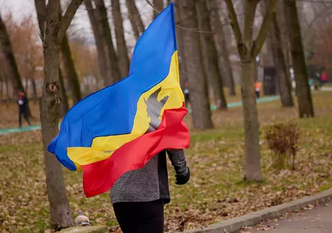 Auziți balastierele găinarilor cum încarcă la cutiile de pantofi?