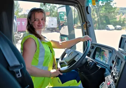 Cum a ajuns o româncă prima șoferiță de camion de gunoi dintr-un oraș german: „Dacă el poate, atunci pot și eu!”