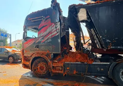 Un TIR intrat pe contrasens a vărsat 18 tone de roșii peste o Dacie în mers, la ieșirea de pe autostrada A16, în Italia