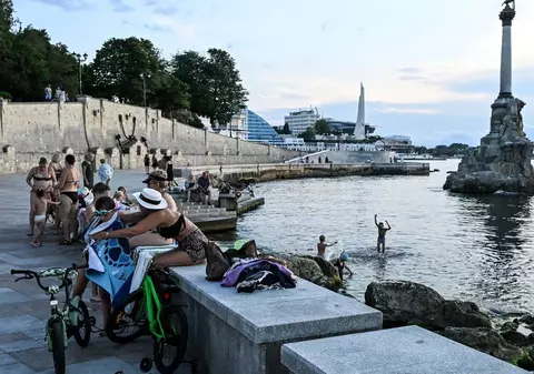 Fără curent, fără benzină și fără apă: ce au pățit mii de ruși care au mers în vacanță în Crimeea