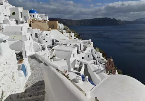 Vile fantomă în Santorini, curse cu taxiul de 175 de euro și note de plată umflate la restaurante: țepele pe care le pot lua turiștii în Grecia