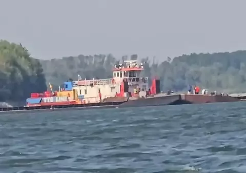 Au fost scufundate în Dunăre și ultimele două barje: 4 împingătoare de mare putere au ajutat la operațiune
