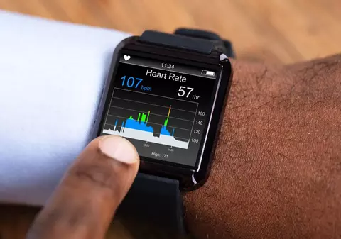 Ce pot și ce nu pot detecta smartwatch-urile când vine vorba de inimă: avertismentul unui medic cardiolog