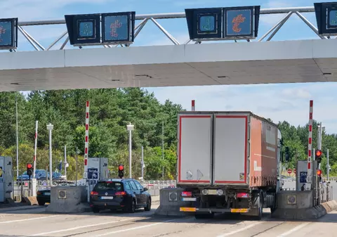 Șofer de TIR, amendat cu aproape 1.000.000 de euro și trimis 4 ani la închisoare după ce câinele vameșilor i-a „marcat” camionul pe autostrada A9, în Franța