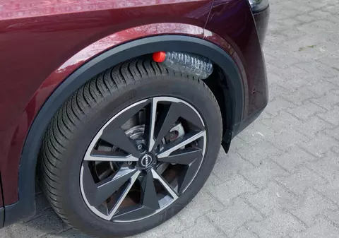 Atenție la sticla de plastic pusă la roata mașinii: capcana folosită de hoți pentru a fura autoturisme sau obiecte din interior