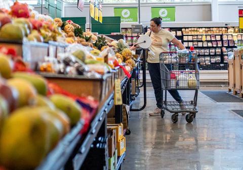 Supermarketurile limitează aerul condiționat și sting reclamele luminoase pe timpul nopții după apelul lui Bolojan pentru a economisi energie