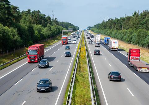 O țară din Europa interzice circulația pe toate drumurile pentru acești șoferi, duminica și de sărbători: amenzile ajung la 570 de euro