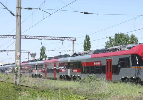 Noul tren PESA a ajuns la Brașov cu o întârziere de o oră și fără aer condiționat: „Groaznic, să se desființeze acest tip de tren”