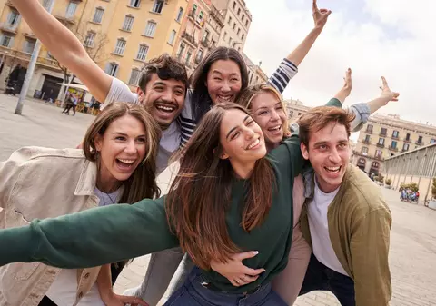 Gen Z și Milenialii călătoresc diferit. Unde își petrec vacanțele cele două generații și cum își fac alegerile